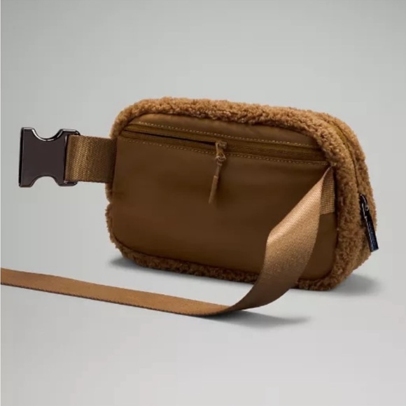 SOLD! Lululemon Athletica Everywhere Belt Bag Fleece Burnt Carmel - Picture 4 of 5